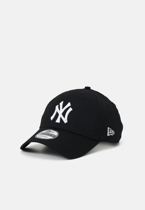 Gorra de béisbol negra de algodón, con un gran logotipo bordado en blanco "NY" y un logotipo más pequeño en el lado. Cinta ajustable en la parte trasera.