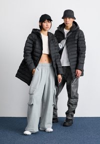 Rains LOHJA LONG PUFFER JACKET UNISEX - Manteau d'hiver - black
