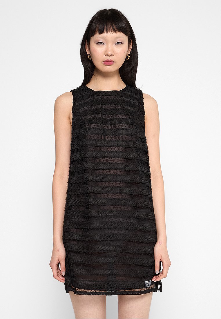 Abito nero senza maniche caratterizzato da un design a strati con strisce trasparenti e opache, tessuto testurizzato e una piccola etichetta con logo all'orlo.