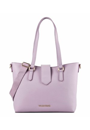 Sac cabas Valentino lavande avec deux poignées, bandoulière réglable, fermeture à rabat magnétique et logo en métal doré sur le devant.