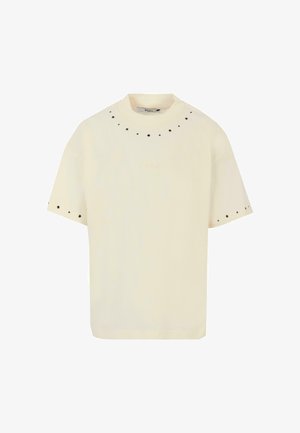 Lichtcrème T-shirt met korte mouwen en een ronde hals, voorzien van kleine zwarte studs op de schouder en een geborduurd logo op de voorkant.