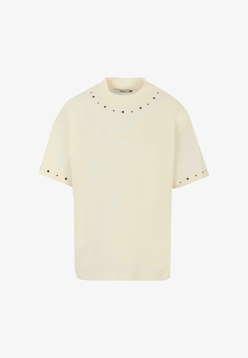 Jasna kremowa koszulka z krótkim rękawem, z okrągłym dekoltem, z małymi czarnymi ćwiekami na ramieniu oraz haftowanym logo z przodu.