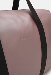 Rains HILO BAG UNISEX - Cestovná taška - muse