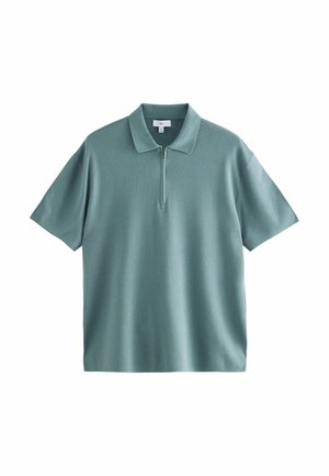 Camisa polo de manga corta en un color verde azulado apagado, hecha de un tejido texturizado, con un cierre de media cremallera y un diseño de cuello clásico.