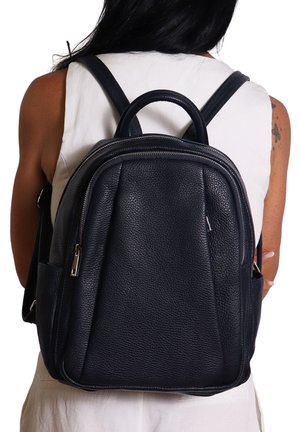 Zaino in pelle marina con finitura testurizzata, manici superiori doppi e spallacci regolabili. Presenta cerniere e tasche laterali.