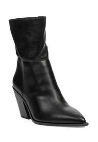 Bota de piel negra hasta el tobillo con puntera puntiaguda y tacón en bloque inclinado, textura suave, caña de altura media y diseño minimalista.