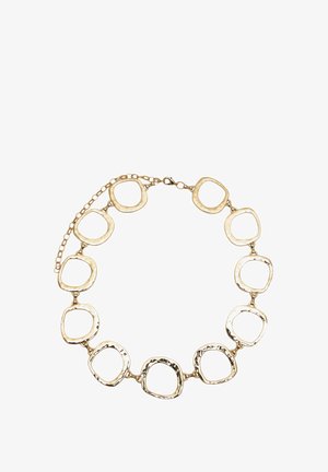 Collier doré avec des maillons carrés alternant textures et surfaces lisses. Chaque maillon présente une finition martelée, créant un effet tridimensionnel.
