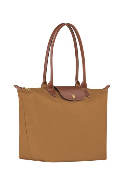 Braune Nylon-Tote mit braunen Lederakzenten, zwei Griffen, Reißverschluss und einer vorderen Klappe mit einem goldenen Knopfdetail.