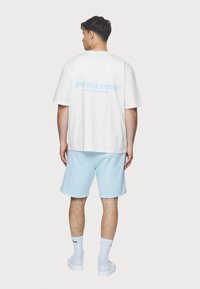 Pegador COLNE LOGO TEE - Nyomott mintás póló - white/baby blue