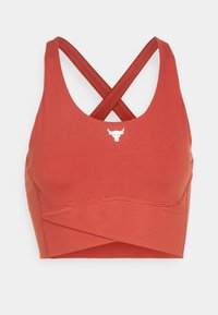 Rød atletisk sports-bh med krydsrygdesign. Fremstillet af strækbart materiale, med et hvidt logo på forsiden og flade sømme for komfort.