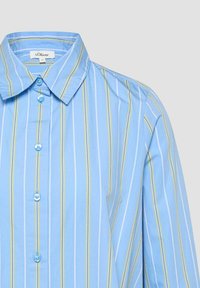 Blaues Langarmhemd mit vertikalen weißen und gelben Streifen, Knopfleiste vorne und Kragen, beschriftet mit s.Oliver Größe 36.