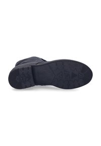 Suela de bota negra con goma texturizada, que presenta surcos profundos y un patrón distintivo. El material parece duradero y flexible para proporcionar tracción.