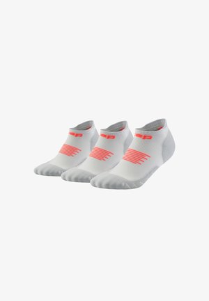 Drie witte lage sportsokken met rode strepen en een rood merklogo op een witte achtergrond.