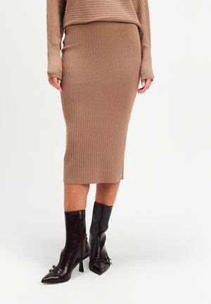 - Spódnica ołówkowa