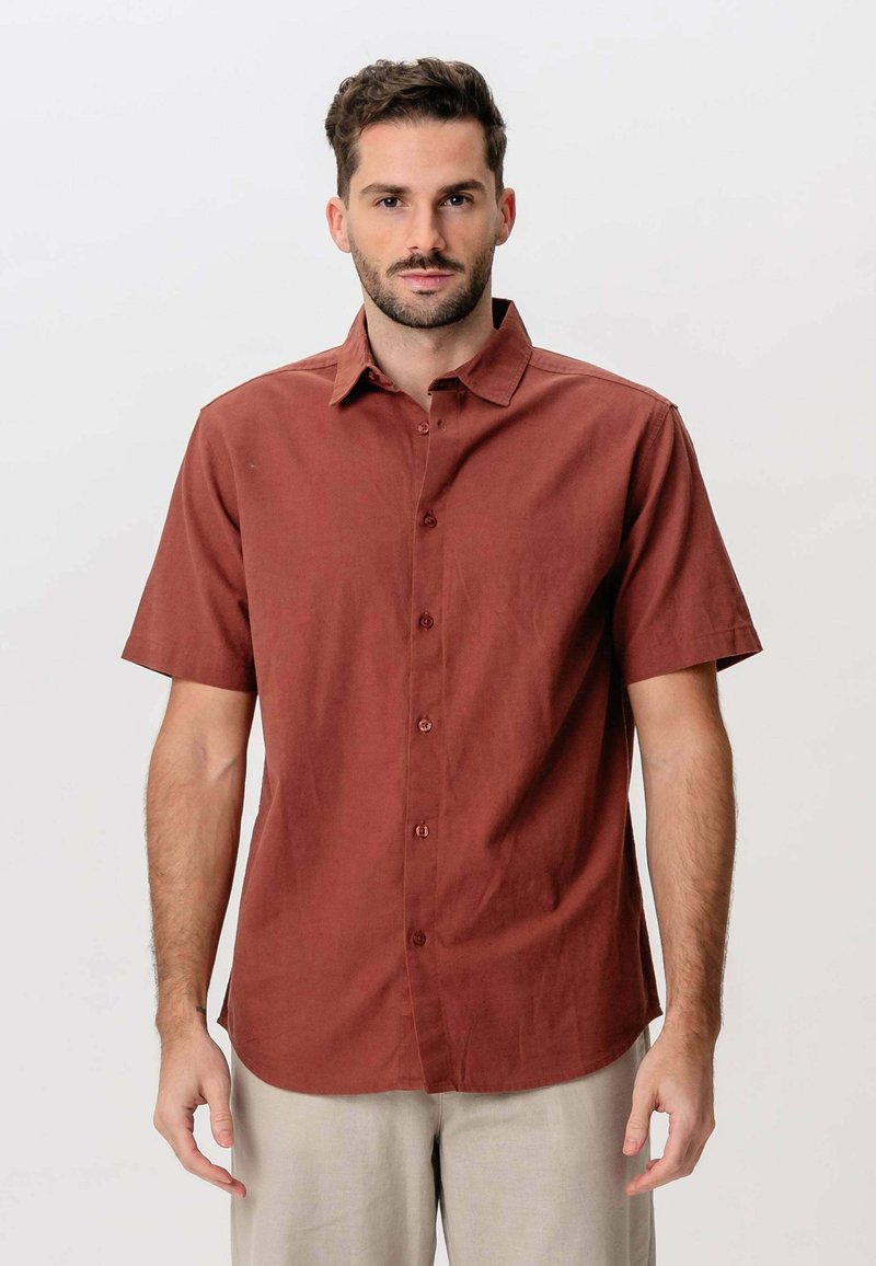 Kortærmet, knap-op skjorte i rustfarve, lavet af letvægtsstof, med en klassisk krave og en lige kant.