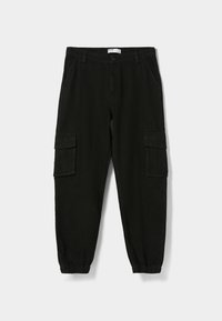 Pantaloni cargo neri con vita elastica, tasche laterali e caviglie tapered; realizzati in tessuto resistente con una superficie liscia.
