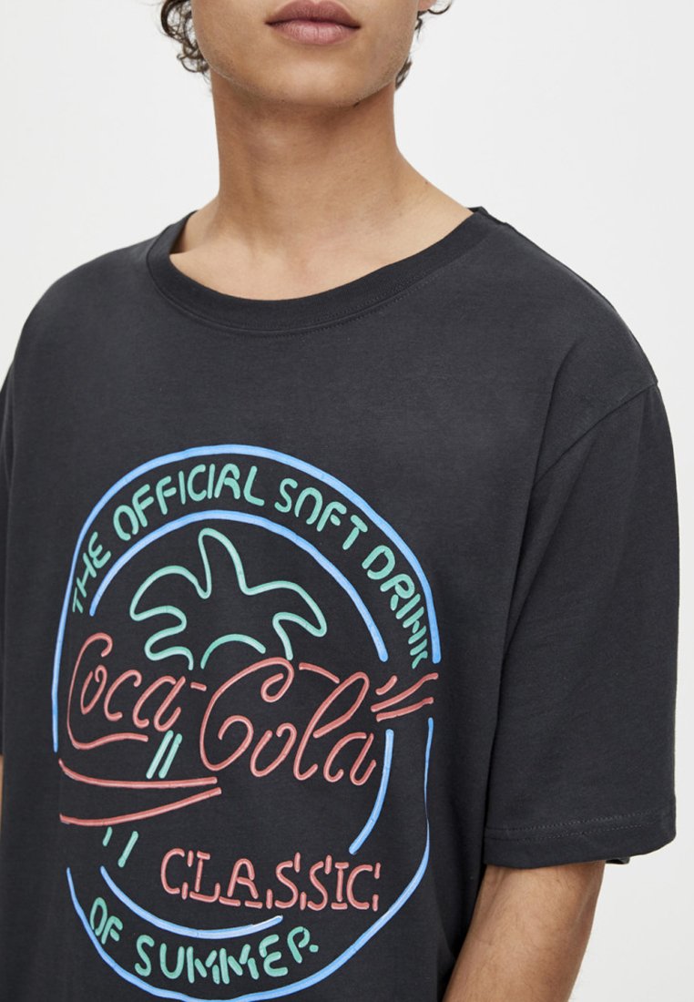 pull and bear coca cola t shirt