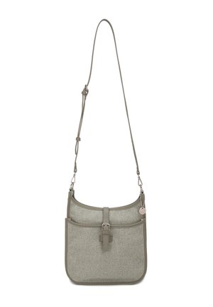 Borsa a tracolla in tessuto grigio chiaro con tasca frontale, tracolla regolabile, chiusura con fibbia e un piccolo charm metallico rotondo.