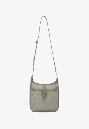 Hellgraue Stoff-Umhängetasche mit Vordertasche, verstellbarem Riemen, Schnallenverschluss und einem kleinen runden Metallanhänger.