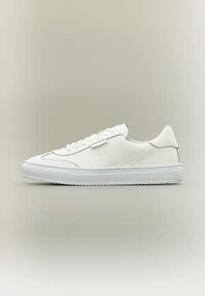 Weißer Sneaker mit niedrigem Schaft, Schnürverschluss, glattem Lederobermaterial und einer strukturierten weißen Gummisohle auf neutralem Hintergrund.