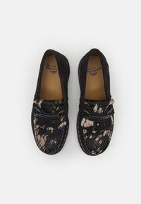 Dr. Martens ADRIAN SNAFFLE UNISEX - Polobotky - black/beige