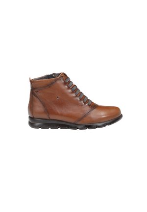 Botines de cuero marrón con puntera redondeada, frente texturizado con cordones y suela de goma flexible. Presenta sutiles acentos de costura.