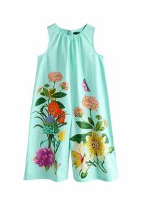 Lichtblauwe mouwloze jurk met levendige bloemrijke borduursels in verschillende kleuren, afgewerkt met groene bladeren en een vlinderaccent.