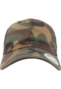 Groen en bruine camouflage baseballcap met een gebogen klep, van katoen en met accentstiksel op de kroon. Inclusief een logo patch aan de zijkant.