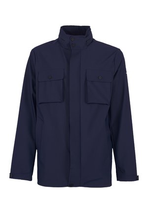 Granatowa kurtka z wysokim kołnierzem, przednimi zatrzaskami, dwoma kieszeniami na piersi z patkami i regulowanymi mankietami na zatrzaski.