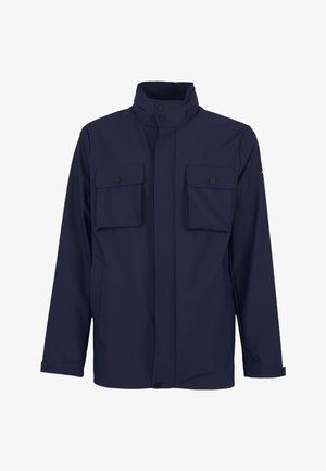 Marineblauwe jas met hoge kraag, frontale drukknoopsluiting, twee borstflapzakken en verstelbare drukknoopmanchetten.