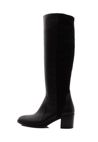 Botas negras hasta la rodilla con un acabado de cuero suave, tacón cuadrado y diseño sin costuras, que destacan un estilo minimalista.