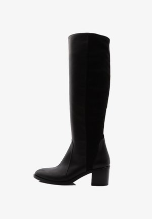 Bottes noires jusqu'au genou avec une finition en cuir lisse, un talon carré et un design sans couture, mettant en avant un style minimaliste.