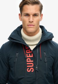 Superdry & Co ULTIMATE SD CHEATER - Giacca da mezza stagione - eclipse navy bold orange