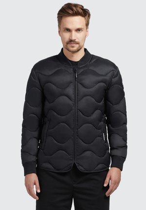 Zwarte gewatteerde jas met een golfpatroon, ritssluiting, ribgebreide manchetten en een ronde kraag, gemaakt van glad, waterafstotend materiaal.