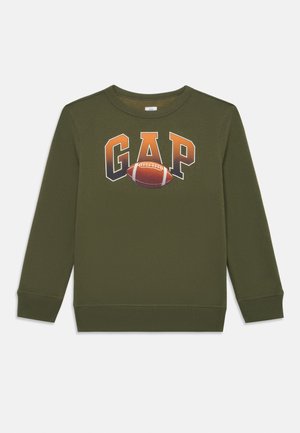 Oliwkowy sweatshirt z dużym logo "GAP" i grafiką piłki nożnej, z prążkowanymi mankietami i dolnym ściągaczem, wykonany z miękkiego materiału.