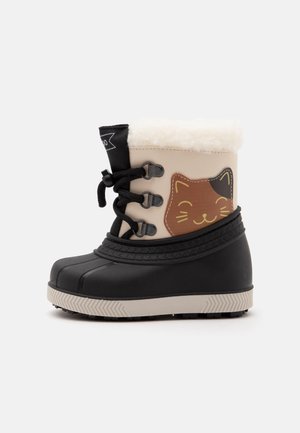 Botte d'hiver enfant en noir et beige avec doublure en fausse fourrure, fermeture lacets sur le devant et motif visage de chat souriant sur le côté.