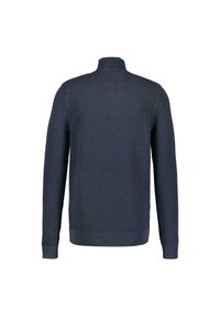 Mjukt marinblått tröja med ett strukturerat mönster, hög krage och ribbad nederkant. Har långa ärmar och en figurnära design.