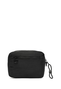 Čierna látková taška s obdĺžnikovým tvarom, s predným zipsovým vreckom a bočným očkom na pripevnenie. Po celej ploche má hladkú textúru.