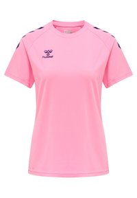 Różowa koszulka sportowa wykonana z gładkiego materiału. Posiada okrągły dekolt, krótkie rękawy oraz kontrastowe, ciemnoniebieskie akcenty w szwenon na ramionach.
