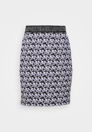 Jupe à motifs noir et blanc avec des formes géométriques répétées et une ceinture noire portant le texte blanc SPORT.