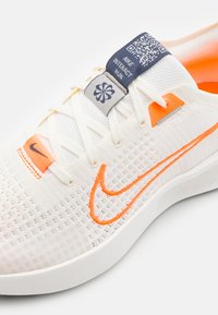 Nike Performance INTERACT RUN - Trail running shoes - sail/total orange/platinum tint/summit white/thunder blue/light iron ore