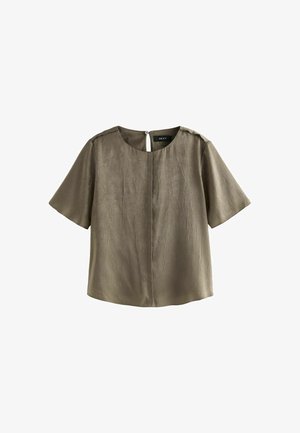 Rövidujjú blúz olíva zöld színben, kerek nyakkivágással, finom textúrával, hátsó kulcslyukas záródással és laza fazonnal.