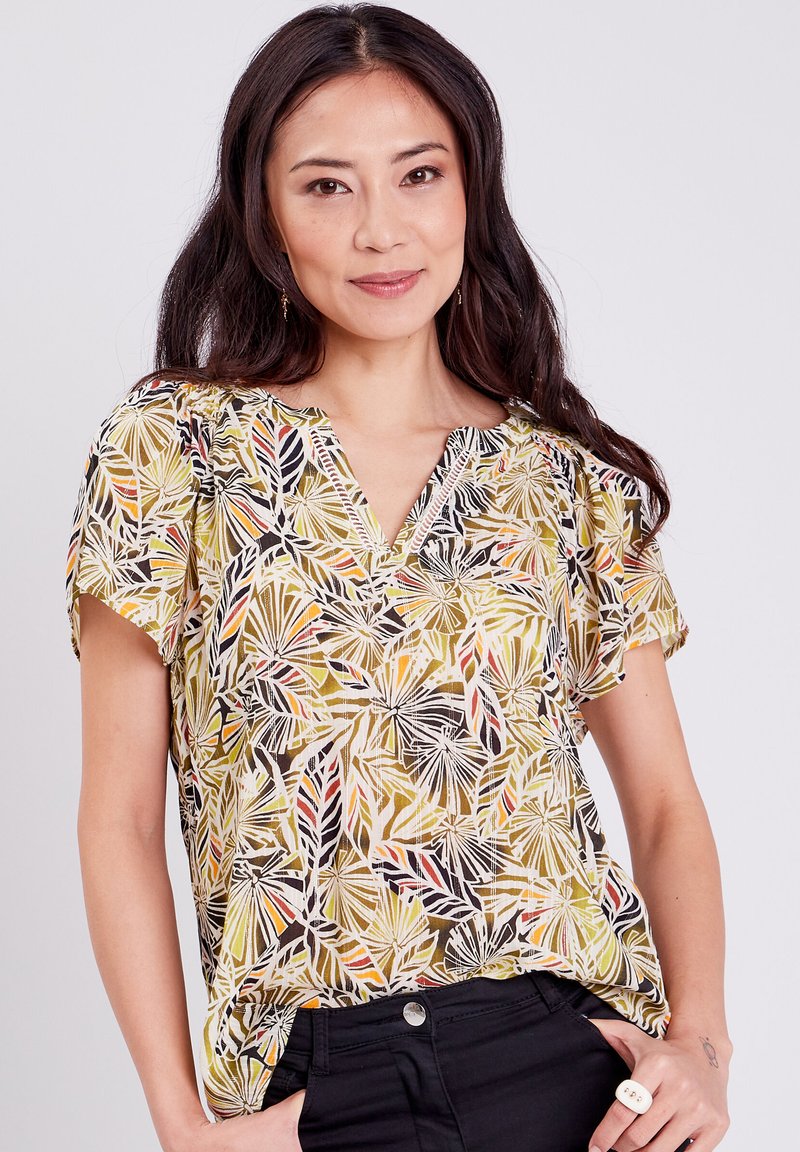 Kort mouw blouse met een V-hals, voorzien van een meerkleurig bladerenpatroon op een donkere achtergrond, gemaakt van lichte, gestructureerde stof.