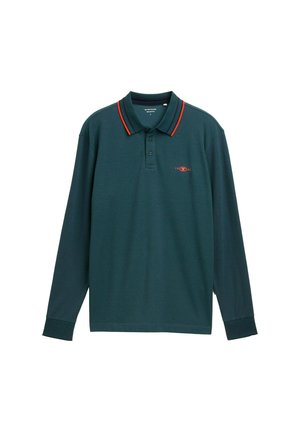 Dunkelgrünes Langarm-Polohemd mit drei Knöpfen, rot und marineblauen Streifen am Kragen und kleinem roten Logo auf der linken Brust.