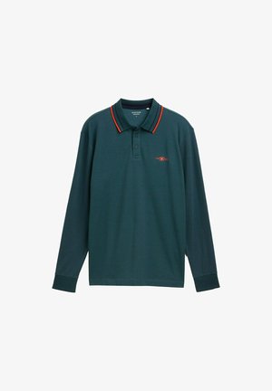 Donkergroene polo met lange mouwen, voorzien van drie knopen, rode en marineblauwe strepen op de kraag, en een klein rood logo op de linkerborst.