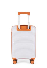 Maleta rígida con superficie texturizada blanca y detalles en naranja. Cuenta con un mango retráctil y cuatro ruedas negras. Diseño compacto.