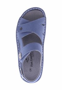 Blaue Wildledersandale mit Kreuzriemen-Design, gestickten Akzenten und einem dekorativen kreisförmigen Beschlag. Innen mit "Finn Comfort Germany" gekennzeichnet.