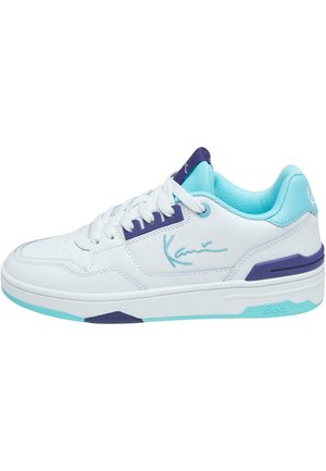 Hvid sneaker med en glat læderoverdel, der har turkis og marineblå accenter, struktureret tunge og snørebånd for et sikkert fit.