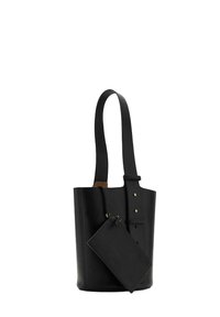 Bolso tote de cuero negro con una forma estructurada, dos asas largas, detalles en dorado y un estuche extraíble. Textura lisa.