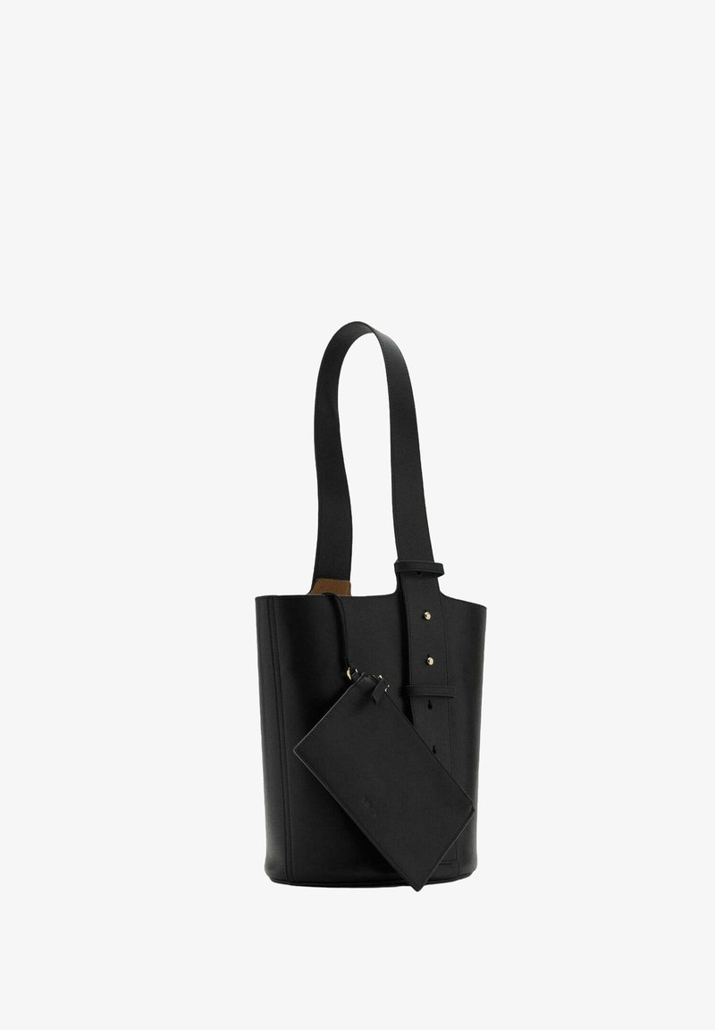 Zwarte lederen totebag met een gestructureerde vorm, twee lange handvaten, gouden hardware-accenten en een afneembare pouch. Gladde textuur.